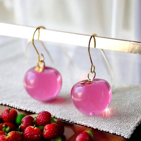 ピアス　イヤリング　りんご　リンゴ　レジン