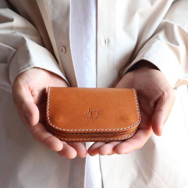 「コンパクト」と「大容量」を兼ね備えたミドルフラップウォレット トラッカーウォレット 本革 財布 プレゼント