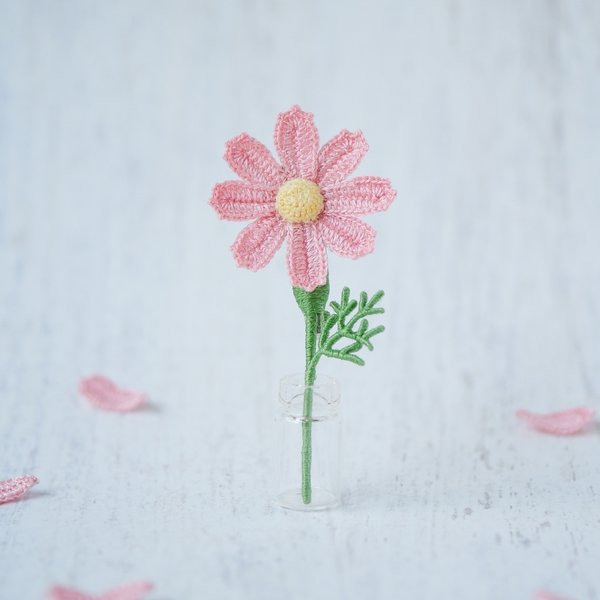 ピンクコスモスのブローチ(レース編み、秋の花)