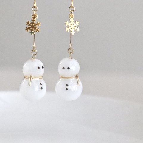 雪だるまと雪の結晶の揺れるピアス・イヤリング　Snowman